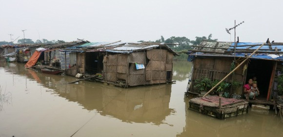 Tết Trung thu đến với những người dân xóm chài ảnh 3 Tết Trung thu đến với những người dân xóm chài ảnh 3