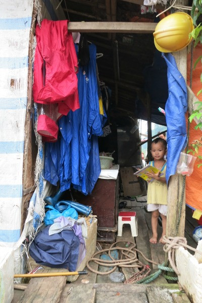 Tết Trung thu đến với những người dân xóm chài ảnh 4 Tết Trung thu đến với những người dân xóm chài ảnh 4