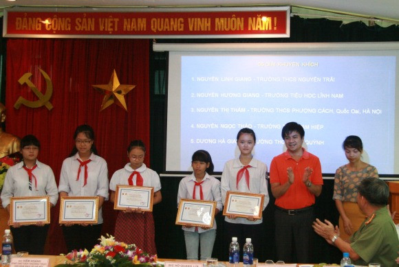 Bé gái lớp 3 giành giải Nhất cuộc thi "Viết thư gửi các chiến sỹ canh giữ biển đảo quê hương" ảnh 6 Bé gái lớp 3 giành giải Nhất cuộc thi "Viết thư gửi các chiến sỹ canh giữ biển đảo quê hương" ảnh 6