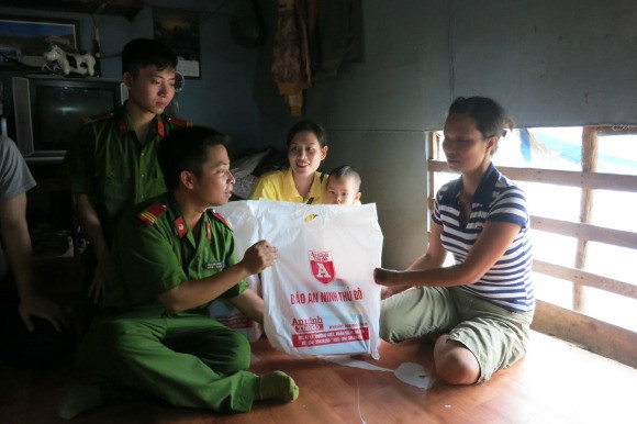 Tết Trung thu đến với những người dân xóm chài ảnh 9 Tết Trung thu đến với những người dân xóm chài ảnh 9