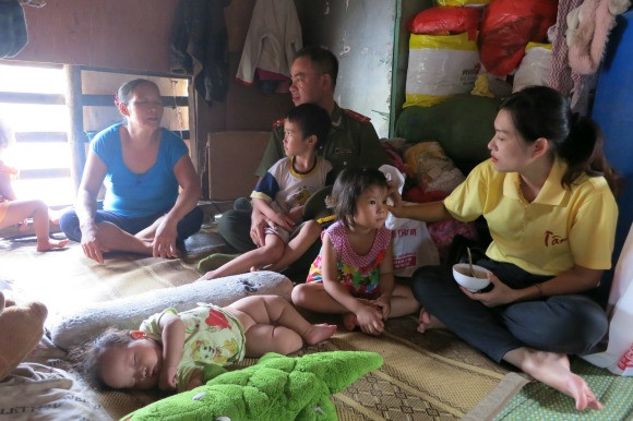 Tết Trung thu đến với những người dân xóm chài ảnh 7 Tết Trung thu đến với những người dân xóm chài ảnh 7