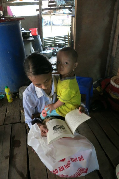 Tết Trung thu đến với những người dân xóm chài ảnh 6 Tết Trung thu đến với những người dân xóm chài ảnh 6