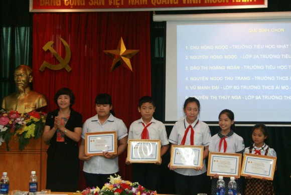 Bé gái lớp 3 giành giải Nhất cuộc thi "Viết thư gửi các chiến sỹ canh giữ biển đảo quê hương" ảnh 7 Bé gái lớp 3 giành giải Nhất cuộc thi "Viết thư gửi các chiến sỹ canh giữ biển đảo quê hương" ảnh 7