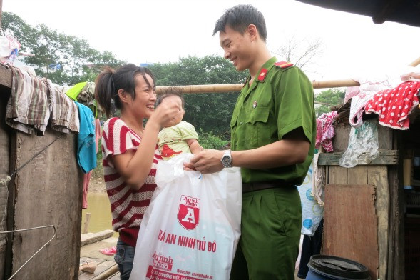 Tết Trung thu đến với những người dân xóm chài ảnh 8 Tết Trung thu đến với những người dân xóm chài ảnh 8