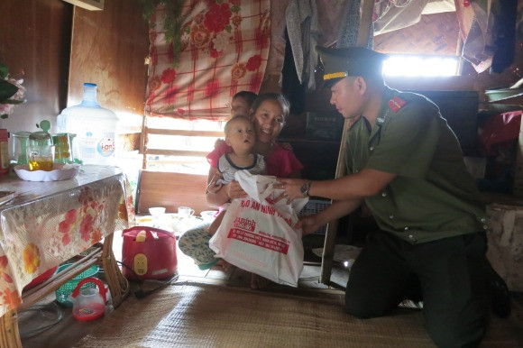 Tết Trung thu đến với những người dân xóm chài ảnh 5 Tết Trung thu đến với những người dân xóm chài ảnh 5