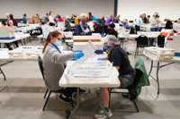 [Ảnh] Vì sao cuối cùng Tổng thống Donald Trump cũng chấp nhận chuyển giao quyền lực?