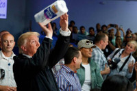 [ẢNH] Những khoảnh khắc đi vào lịch sử trong nhiệm kỳ 4 năm của Tổng thống Donald Trump