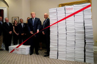 [ẢNH] Những khoảnh khắc đi vào lịch sử trong nhiệm kỳ 4 năm của Tổng thống Donald Trump