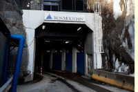  [Ảnh] Bên trong hầm ngầm bí mật lưu giữ 11 triệu bức ảnh vô giá của nước Mỹ