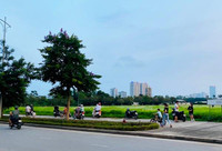 Hà Nội đóng cửa công viên, người dân tấp nập ra vỉa hè, lòng đường tập thể dục