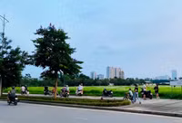 Hà Nội đóng cửa công viên, người dân tấp nập ra vỉa hè, lòng đường tập thể dục