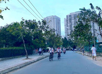 Hà Nội đóng cửa công viên, người dân tấp nập ra vỉa hè, lòng đường tập thể dục