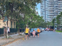 Hà Nội đóng cửa công viên, người dân tấp nập ra vỉa hè, lòng đường tập thể dục