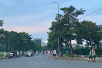 Hà Nội đóng cửa công viên, người dân tấp nập ra vỉa hè, lòng đường tập thể dục
