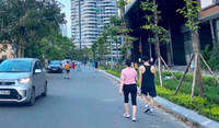 Hà Nội đóng cửa công viên, người dân tấp nập ra vỉa hè, lòng đường tập thể dục