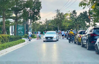 Hà Nội đóng cửa công viên, người dân tấp nập ra vỉa hè, lòng đường tập thể dục