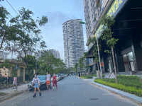 Hà Nội đóng cửa công viên, người dân tấp nập ra vỉa hè, lòng đường tập thể dục