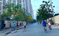 Hà Nội đóng cửa công viên, người dân tấp nập ra vỉa hè, lòng đường tập thể dục