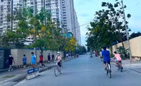 Hà Nội đóng cửa công viên, người dân tấp nập ra vỉa hè, lòng đường tập thể dục