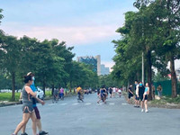 Hà Nội đóng cửa công viên, người dân tấp nập ra vỉa hè, lòng đường tập thể dục