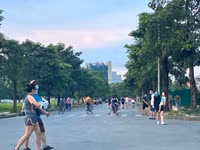 Hà Nội đóng cửa công viên, người dân tấp nập ra vỉa hè, lòng đường tập thể dục
