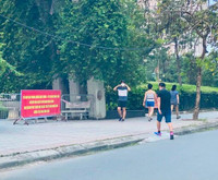 Hà Nội đóng cửa công viên, người dân tấp nập ra vỉa hè, lòng đường tập thể dục