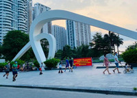 Hà Nội đóng cửa công viên, người dân tấp nập ra vỉa hè, lòng đường tập thể dục