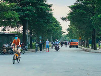 Hà Nội đóng cửa công viên, người dân tấp nập ra vỉa hè, lòng đường tập thể dục