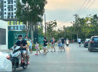 Hà Nội đóng cửa công viên, người dân tấp nập ra vỉa hè, lòng đường tập thể dục