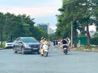 Hà Nội đóng cửa công viên, người dân tấp nập ra vỉa hè, lòng đường tập thể dục