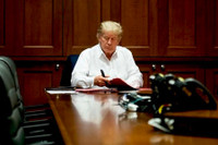  [Ảnh] Tổng thống Donald Trump và pha diễn trên “sân khấu chính trị” của nước Mỹ