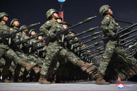 [Ảnh] Triều Tiên lại duyệt binh, phô diễn những loại vũ khí ‘mạnh nhất thế giới’