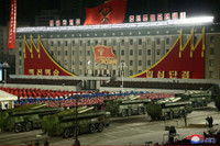 [Ảnh] Triều Tiên lại duyệt binh, phô diễn những loại vũ khí ‘mạnh nhất thế giới’