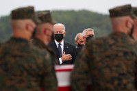 [Ảnh] Tổng thống Joe Biden đau đớn đón thi thể lính Mỹ từ Afghanistan