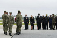 [Ảnh] Tổng thống Joe Biden đau đớn đón thi thể lính Mỹ từ Afghanistan