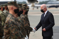 [Ảnh] Tổng thống Joe Biden đau đớn đón thi thể lính Mỹ từ Afghanistan