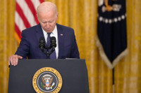 [Ảnh] Tổng thống Joe Biden đau đớn đón thi thể lính Mỹ từ Afghanistan