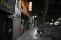 [Ảnh] Đại dịch, nghèo đói đẩy hàng nghìn phụ nữ Mexico thành “gái đứng đường”