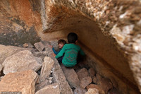 [Ảnh] Cảnh tha hương của người Syria khi lánh nạn trong các khu di tích cổ