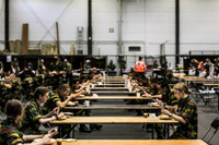 [Ảnh] Công chúa Bỉ say sưa tập quân sự, chuẩn bị hành trang kế vị ngai vàng