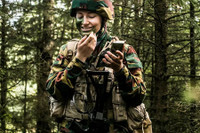 [Ảnh] Công chúa Bỉ say sưa tập quân sự, chuẩn bị hành trang kế vị ngai vàng