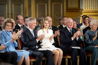 [Ảnh] Công chúa Bỉ say sưa tập quân sự, chuẩn bị hành trang kế vị ngai vàng