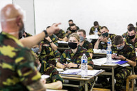 [Ảnh] Công chúa Bỉ say sưa tập quân sự, chuẩn bị hành trang kế vị ngai vàng