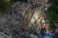 [Ảnh] Thổ Nhĩ Kỳ xuyên đêm giải cứu nạn nhân động đất