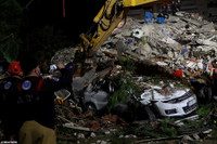 [Ảnh] Thổ Nhĩ Kỳ xuyên đêm giải cứu nạn nhân động đất