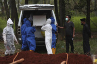 [Ảnh] Indonesia: Tình nguyện viên phải giúp phu đào mộ vì làm việc ‘không xuể’