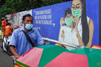 [Ảnh] Indonesia: Tình nguyện viên phải giúp phu đào mộ vì làm việc ‘không xuể’