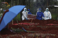 [Ảnh] Indonesia: Tình nguyện viên phải giúp phu đào mộ vì làm việc ‘không xuể’