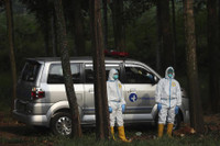 [Ảnh] Indonesia: Tình nguyện viên phải giúp phu đào mộ vì làm việc ‘không xuể’