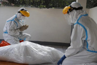 [Ảnh] Indonesia: Tình nguyện viên phải giúp phu đào mộ vì làm việc ‘không xuể’